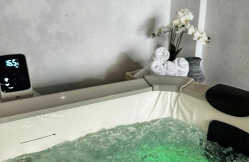 Dafni Apartment | Luxury 2 storey 2bedroom condo with Private Jacuzzi & patio - Athens