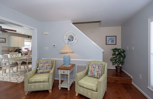 Little Salisbury House | Luxury 2-story, 3 bedrooms plus den house with free WiFi, linen included, backyard for pet friendly, located in a family-friendly neighborhood on the bayside just a few blocks from the beach!