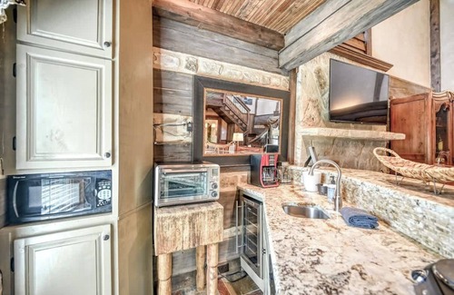 Fredericksburg Cabin | Luxury 23-ac Ranch Casita With Hot tub