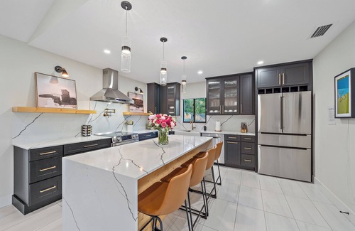 Sarasota House | Luxury 3/3 with Heated Pool, Spa, & Putting Green!