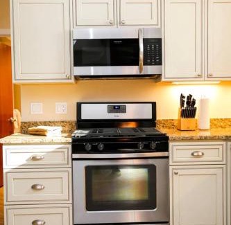 Medford Apartment | Luxury 3 Bedroom, 20 min to Boston, 15min Encore