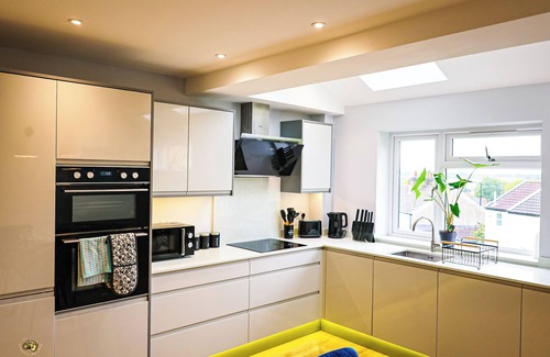 Cribbs Causeway House | Luxury 3 Bedroom House with Parking, Perfect for Contractors and Relocations
