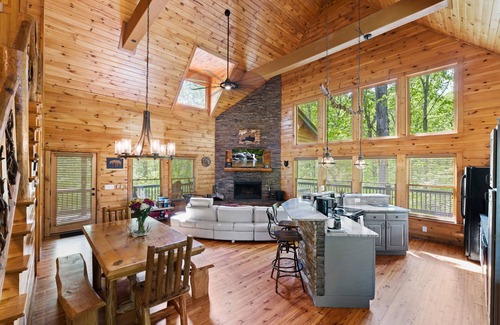Cleveland House | Luxury 3BD 3BA Cabin. Hot Tub,Pool Table,BBQ.Close to Helen, GA.Great for Groups