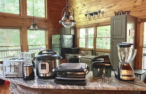 Cleveland House | Luxury 3BD 3BA Cabin. Hot Tub,Pool Table,BBQ.Close to Helen, GA.Great for Groups