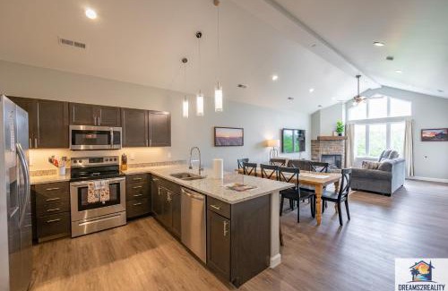 Branson House | Luxury 3BR Condo - Stairs Required - Resort Amenities - FREE TICKETS INCLUDED - FHG-308