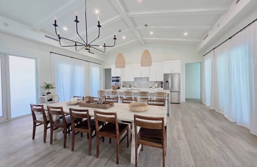 Treasure Cay House | Luxury 4 bedroom home on Ocean Blvd w/private access to the beach. Sleeps 14