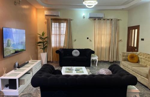 Lagos Apartment | Luxury 4 BR Apt w Parking, Hot tub, Magodo Estate