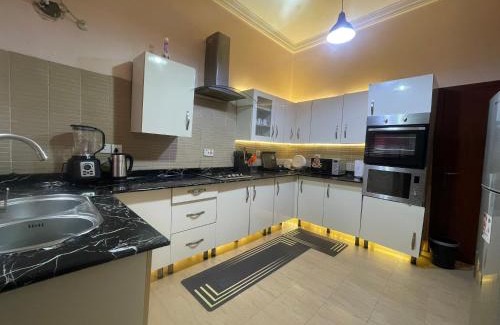 Lagos Apartment | Luxury 4 BR Apt w Parking, Hot tub, Magodo Estate