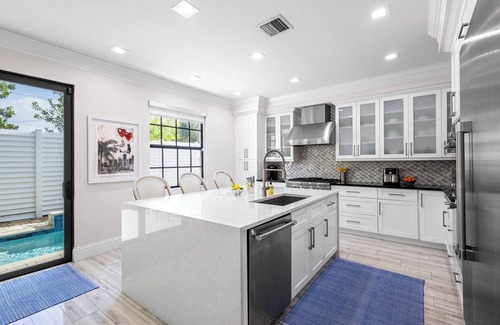 Southside House | Luxury 4BR, Chef's Kitchen & Pool next to InterCoastal - West Palm Beach