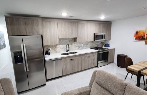 Homestead House | Luxury 4BR w/HotTub Home Near Miami, Key Largo & Homestead w/beautifulTerrace