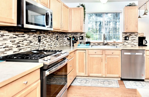 Westport House | Luxury 5 bdrm | lighthouse view | dog friendly, ADA accessible