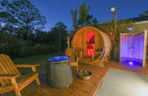 Hunt Club House | Luxury 5BR 17 Beds Retreat | Pool | Spa | Sauna | Events Allowed | Small Weddings