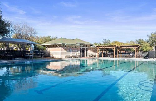 Scofield Farms House | Luxury 5BR, 3BA Austin Retreat ~ Pool~ Parking