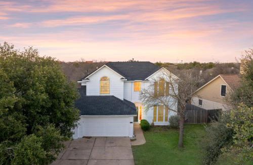 Scofield Farms House | Luxury 5BR, 3BA Austin Retreat ~ Pool~ Parking