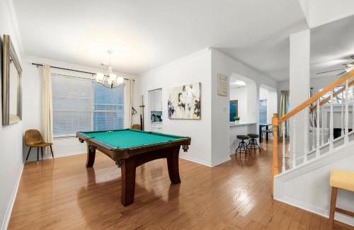Scofield Farms House | Luxury 5BR, 3BA Austin Retreat ~ Pool~ Parking