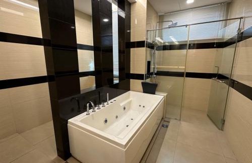 Batu Ferringhi Villa | Luxury 5BR stay walk to beach & Night market fun