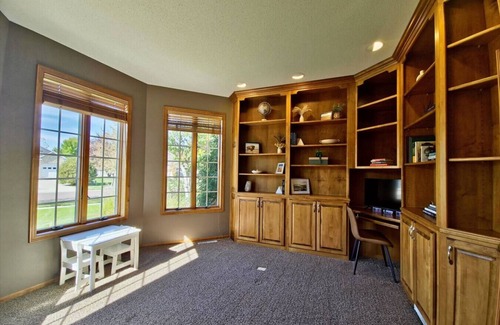 Fargo House | Luxury 6BR Home in Desired Neighborhood