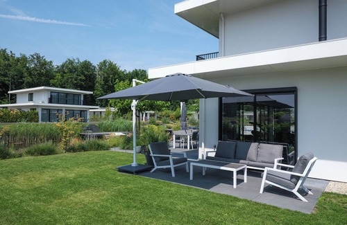 Zeewolde House | Luxury 8 person villa on the water with private jetty. Including 2 SUPs, barbecue and wood stove. Enjoy the spacious garden on the southwest and the beautiful wooded and watery surroundings!