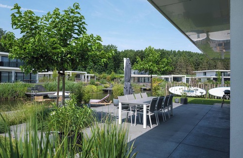 Zeewolde House | Luxury 8 person villa on the water with private jetty. Including 2 SUPs, barbecue and wood stove. Enjoy the spacious garden on the southwest and the beautiful wooded and watery surroundings!