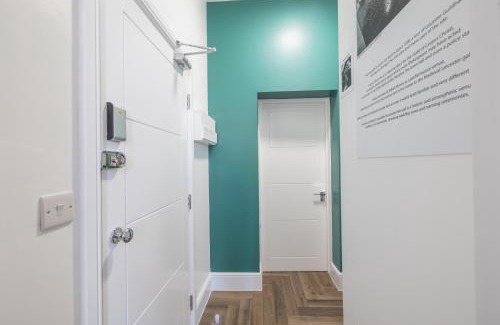 Leicester City Centre Apartment | Luxury Apartment In City Centre Ideal For Business & Families With Free Gym By The Pocklington - The Guild Suite