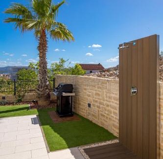 Susica Apartment | Luxury apartment La Mer with private pool and garden