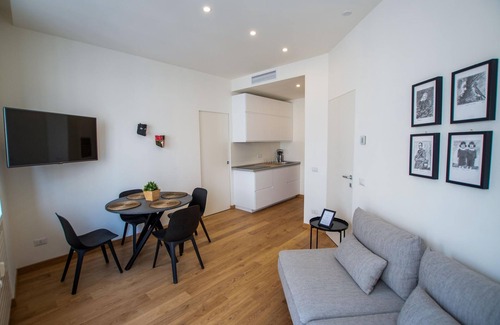 Como City Centre Apartment | Luxury Apartment With Balcony