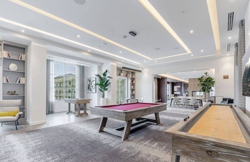 Willow Creek Apartment | Luxury apt 5 mins from airport/downtown POOL ACCESS! & JACUZZI!