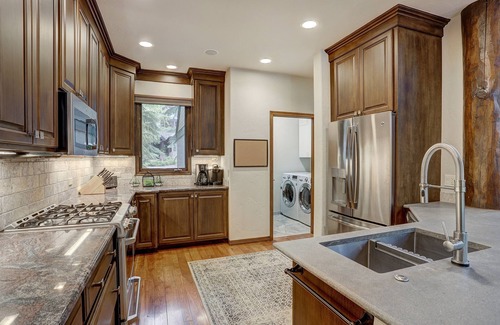 Edwards House | Luxury Arrowhead - Walk To Lifts! Private Entrance 4 Bedroom Home
