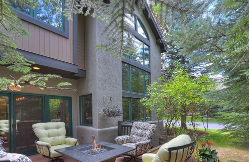 Edwards House | Luxury Arrowhead - Walk To Lifts! Private Entrance 4 Bedroom Home