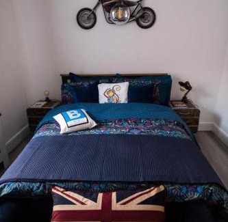 Bedford Apartment | Luxury Art Gallery Apartment 1 Near River & Free Parking