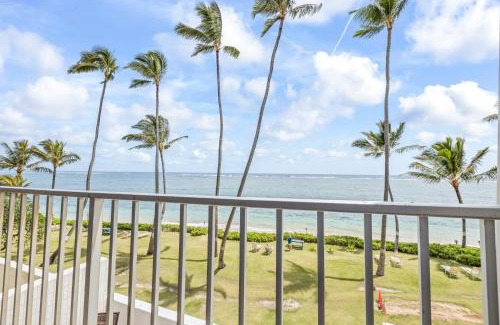 Punaluu House | Luxury Beachfront Condo