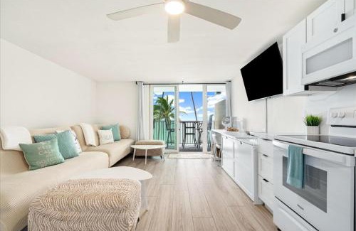 Punaluu House | Luxury Beachfront Condo