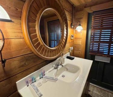 Walnut Mountain Apartment | Luxury Cabin HotTub, Hiking, Fire Pit, Game Room