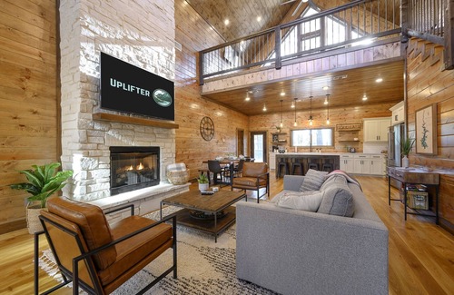 Hochatown Cabin | Luxury Cabin with Hot Tub, Pool Table & Arcade!