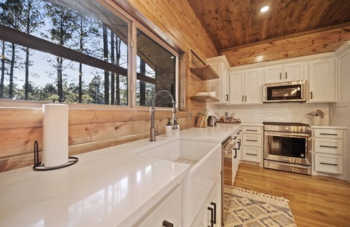 Hochatown Cabin | Luxury Cabin with Hot Tub, Pool Table & Arcade!