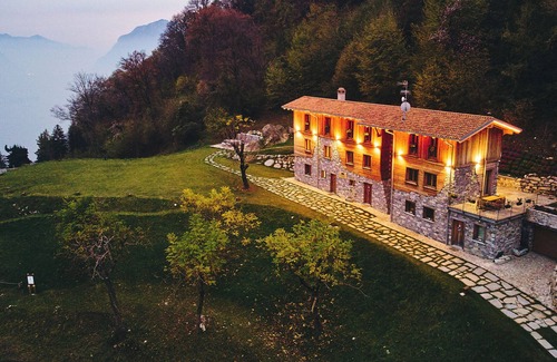 Civenna Ski Chalet | Luxury Chalet Apartment 'Bellagio Baita Treeb' with Lake View, Private Terrace and Wi-Fi