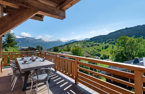 Demi-Quartier Ski Chalet | Luxury Chalet for 12 near La Princesse Pistes with Gym and Fireplace