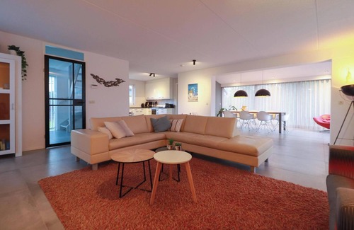 Makkum Cabin | Luxury Dune Villa Deluxe XL for 6 persons with a private sauna and whirlpool, situated at Beach Resort Makkum on the IJsselmeer.