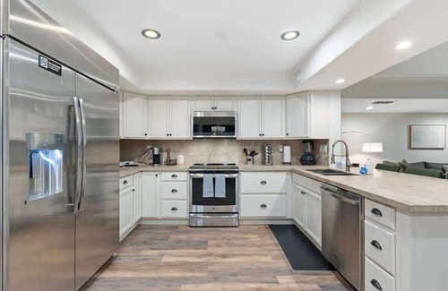 Paradise Valley Village House | Luxury Estate |Heated Pool |Mini Putt |Basketball