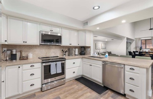 Paradise Valley Village House | Luxury Estate |Heated Pool |Mini Putt |Basketball