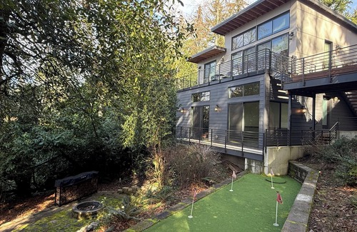 Mercer Island House | Luxury Family Escape: Pet-Friendly Mercer Island Retreat w/Pool Table & Patio