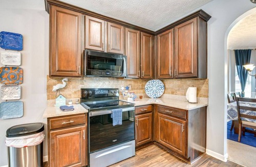 Hampton House | Luxury Hamptons 5BR Oasis with Pool Retreat