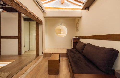 Seochon Villa | Luxury Hanok Alley Haven