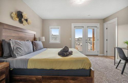 Calgary House | Luxury Home.Mins to YYC Airport, 3Bed 2.5 Bath