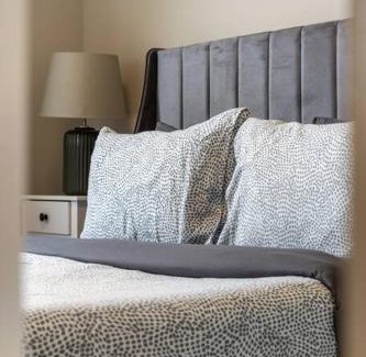 Calgary House | Luxury Home.Mins to YYC Airport, 3Bed 2.5 Bath