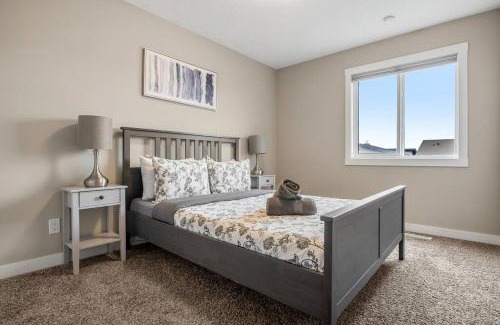 Calgary House | Luxury Home.Mins to YYC Airport, 3Bed 2.5 Bath