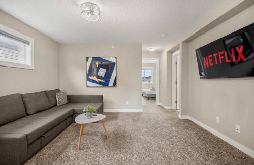 Calgary House | Luxury Home.Mins to YYC Airport, 3Bed 2.5 Bath