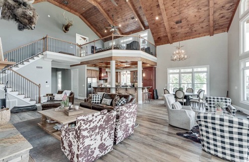 Gainesville House | Luxury Home on Private Peninsula