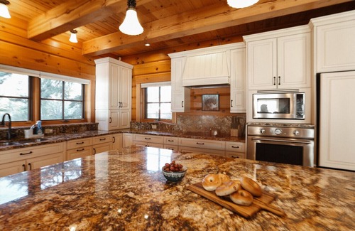 Two Harbors Cabin | Luxury Home with Guest Cabin
