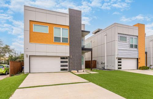 West Dallas Villa | Luxury Home With Rooftop Views